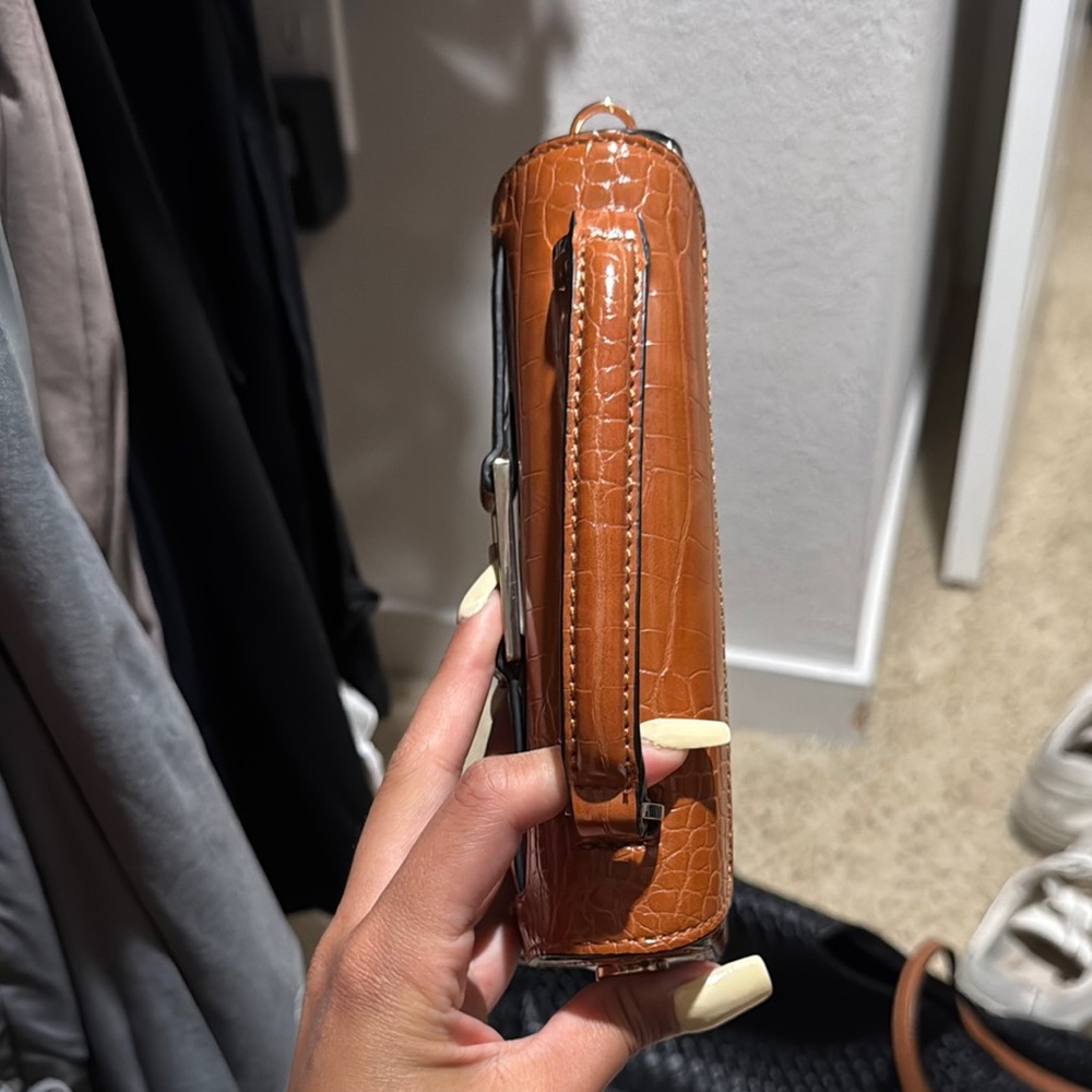 Croc-Embossed Tan Handbag - Picture 3 of 4